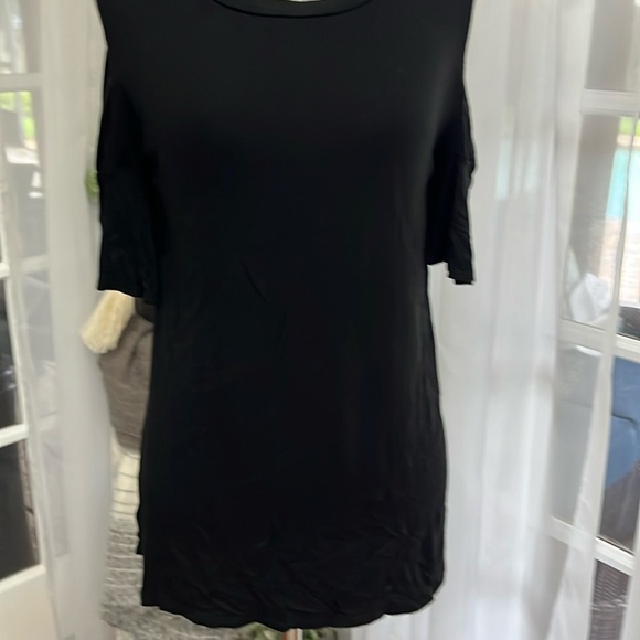Black cold shoulder top Sz small - Picture 1 of 4